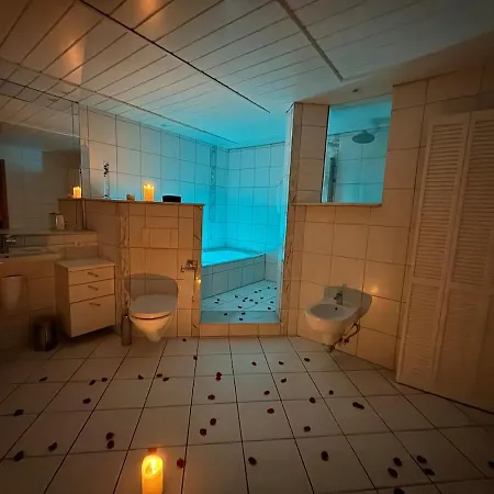 Entspannung Pur! Privater Kinosaal & Whirlpool Appartement Essen